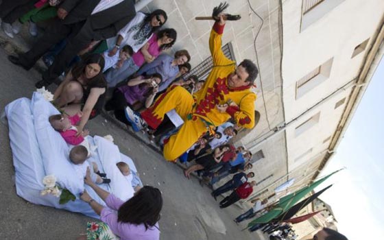 شياطين تقفز فوق اجساد أطفال اسبانيا‏، وبابا الفاتيكان يعترض! صورة رقم 4