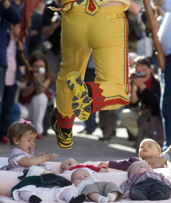 شياطين تقفز فوق اجساد أطفال اسبانيا‏، وبابا الفاتيكان يعترض! صورة رقم 5