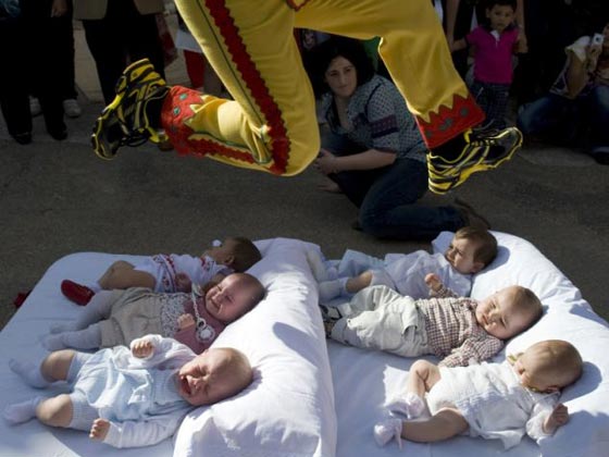 شياطين تقفز فوق اجساد أطفال اسبانيا‏، وبابا الفاتيكان يعترض! صورة رقم 6