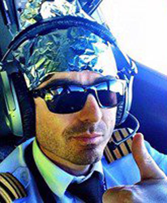 طيار يتهكم على الركاب المسلمين بارتدائه قبعة من الألومنيوم صورة رقم 1