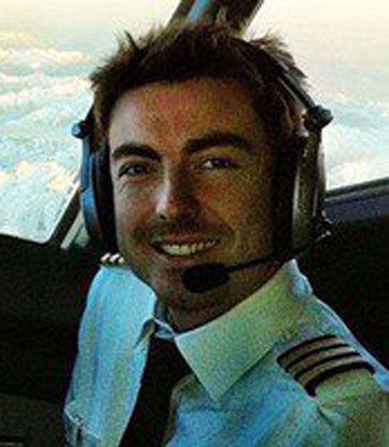 طيار يتهكم على الركاب المسلمين بارتدائه قبعة من الألومنيوم صورة رقم 2