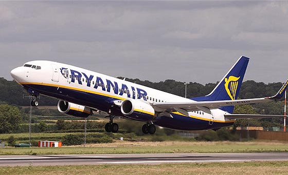 طيار يتهكم على الركاب المسلمين بارتدائه قبعة من الألومنيوم صورة رقم 3