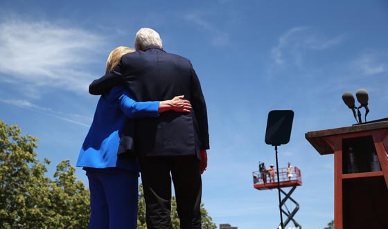 هيلاري كلنتون تدشن حملتها الانتخابية الجديدة بقولها ان امها عملت خادمة منزل!! صورة رقم 6