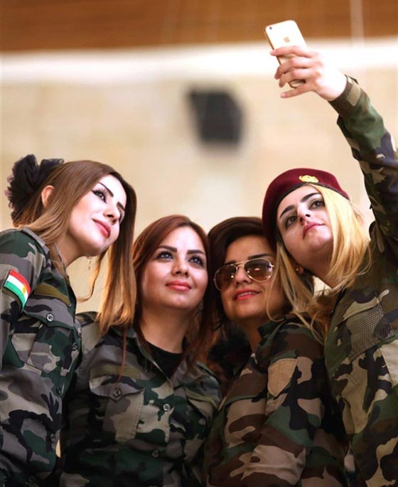المقاتلات الكرديات يشعلن مواقع التواصل.. بسيلفي حافل بالنضال والجمال صورة رقم 5 المقاتلات الكرديات يشعلن مواقع التواصل.. بسيلفي حافل بالنضال والجمال صورة رقم 5