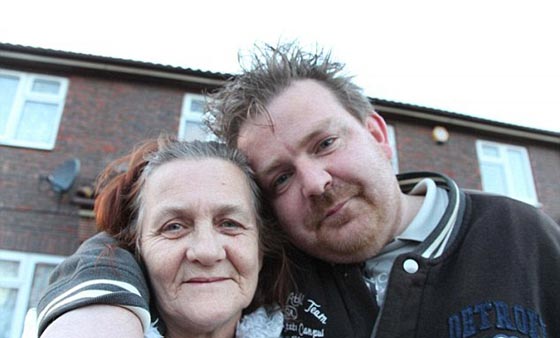 مصلحة الضرائب البريطانية تتكفّل بزفاف بلوم (35 عاماً) وعروسه ساندرا (61) صورة رقم 3