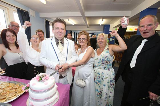 مصلحة الضرائب البريطانية تتكفّل بزفاف بلوم (35 عاماً) وعروسه ساندرا (61) صورة رقم 2