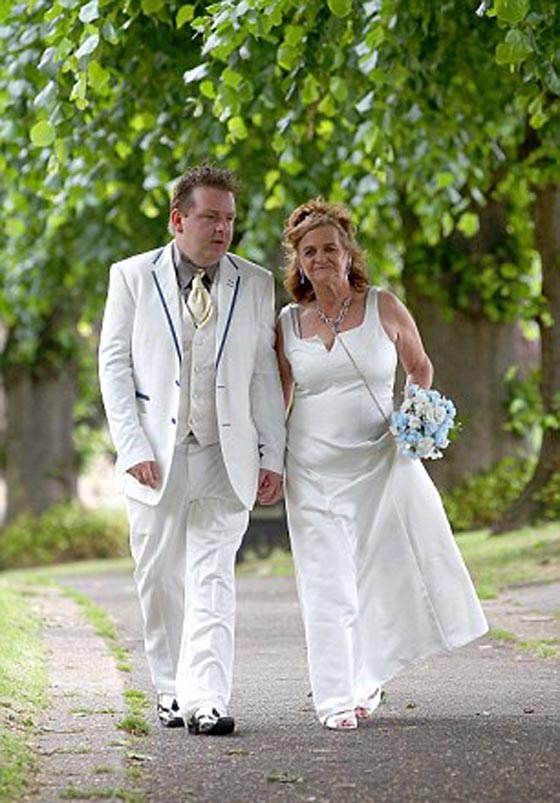 مصلحة الضرائب البريطانية تتكفّل بزفاف بلوم (35 عاماً) وعروسه ساندرا (61) صورة رقم 1