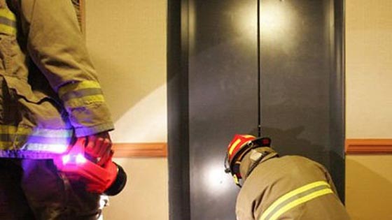 سيدتان علقتا داخل مصعد لمدة ثلاثة ايام في روما صورة رقم 1 سيدتان علقتا داخل مصعد لمدة ثلاثة ايام في روما صورة رقم 1