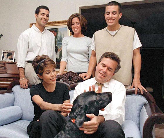 دم عربي قد يجري في البيت الابيض.. جيب بوش جد لطفلتين امهما عربية صورة رقم 12