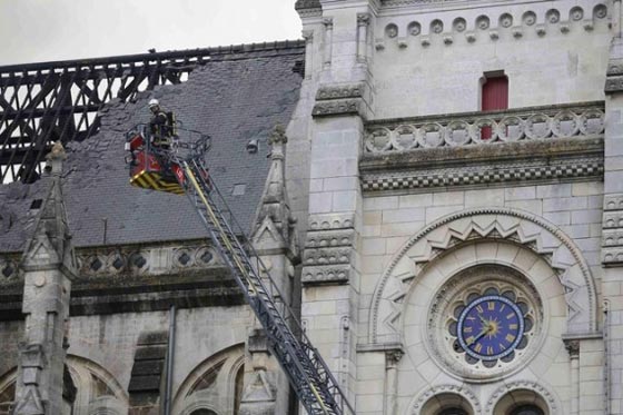 اعمال ترميم تتسبب بحريق سطح كنيسة تاريخية في فرنسا صورة رقم 2