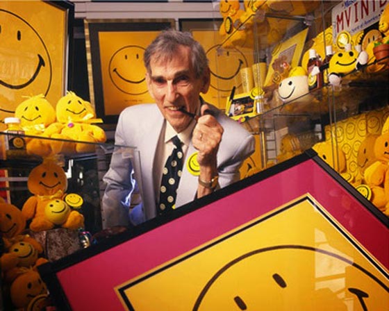  لن تصدّق كم تقاضى مصمم ايقونة (الوجه المبتسم الاصفر) مقابل تصميمه العالمي! صورة رقم 1