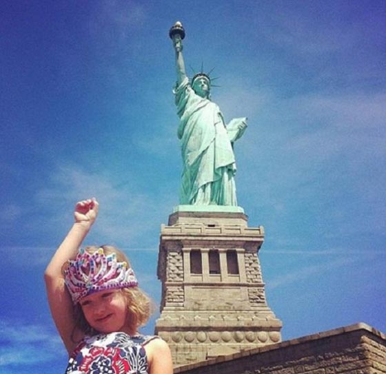 رحلة متخيلة في جمهورية مصر العربية.. يقف في مركزها تمثال الحرية صورة رقم 2