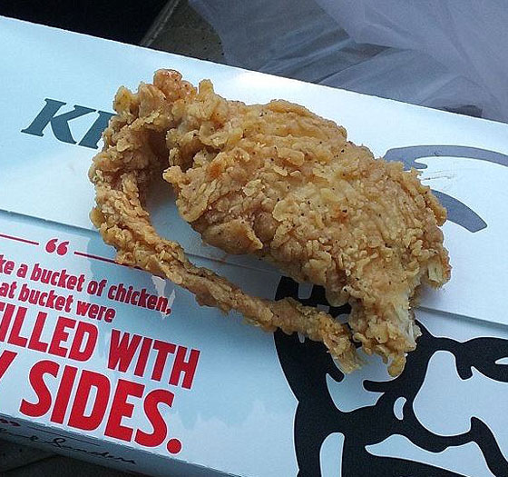 بالفيديو.. امريكي يفاجأ بذيل فأر مقلي يطل من وجبة كنتاكي صورة رقم 2 بالفيديو.. امريكي يفاجأ بذيل فأر مقلي يطل من وجبة كنتاكي صورة رقم 2