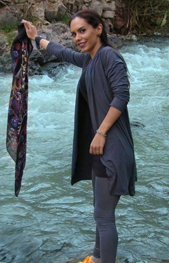 متمردات ايرانيات يتحدين قوانين بلادهن بخلعهن الحجاب صورة رقم 4