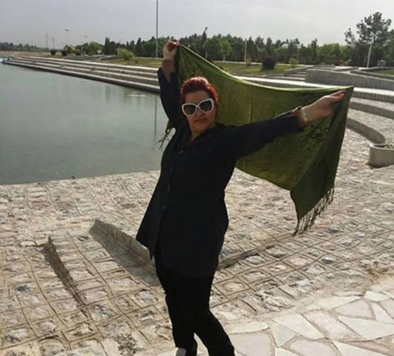 متمردات ايرانيات يتحدين قوانين بلادهن بخلعهن الحجاب صورة رقم 12