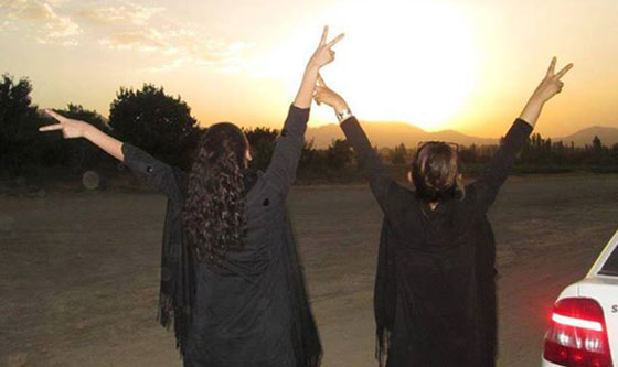 متمردات ايرانيات يتحدين قوانين بلادهن بخلعهن الحجاب صورة رقم 13