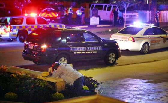 قتلى وجرح بعد هجوم مسلح ابيض على كنيسة للسود..في ولاية كارولاينا صورة رقم 4 قتلى وجرح بعد هجوم مسلح ابيض على كنيسة للسود..في ولاية كارولاينا صورة رقم 4