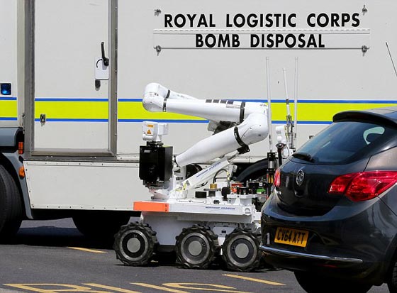 بالصور.. رجل يرتدي الحجاب ويحمل حقيبة متفجرات في بريطانيا صورة رقم 3