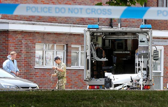 بالصور.. رجل يرتدي الحجاب ويحمل حقيبة متفجرات في بريطانيا صورة رقم 4