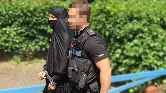 بالصور.. رجل يرتدي الحجاب ويحمل حقيبة متفجرات في بريطانيا صورة رقم 1