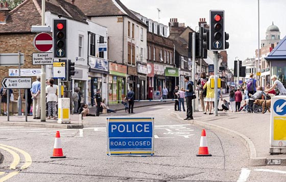 بالصور.. رجل يرتدي الحجاب ويحمل حقيبة متفجرات في بريطانيا صورة رقم 6