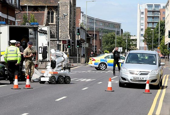 بالصور.. رجل يرتدي الحجاب ويحمل حقيبة متفجرات في بريطانيا صورة رقم 7
