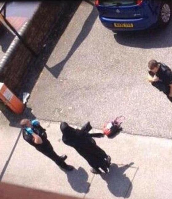 بالصور.. رجل يرتدي الحجاب ويحمل حقيبة متفجرات في بريطانيا صورة رقم 2