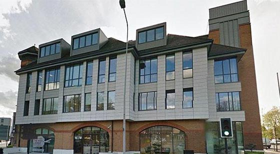  جثة رجل تسقط من بين عجلات طائرة على مبنى في لندن صورة رقم 1