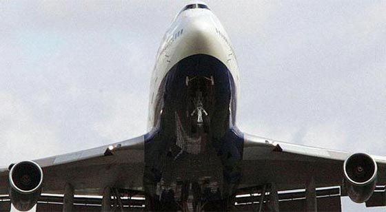 جثة رجل تسقط من بين عجلات طائرة على مبنى في لندن صورة رقم 2 جثة رجل تسقط من بين عجلات طائرة على مبنى في لندن صورة رقم 2