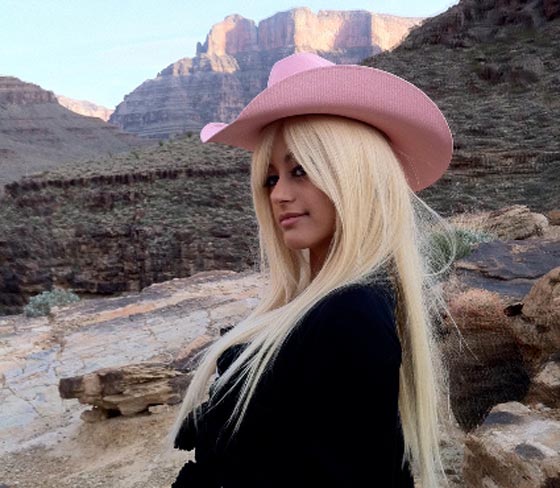  جزائرية تتعرى في حملة للرفق بالحيوان وتشجيع الغذاء النباتي صورة رقم 6