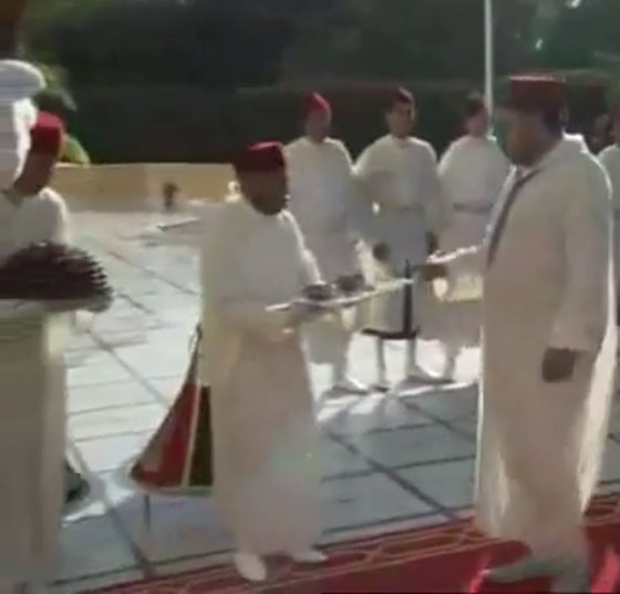 هل هو خطأ في البروتوكول؟ خدم القصر يقدمون التمر والحليب للملك المغربي في رمضان صورة رقم 2 هل هو خطأ في البروتوكول؟ خدم القصر يقدمون التمر والحليب للملك المغربي في رمضان صورة رقم 2