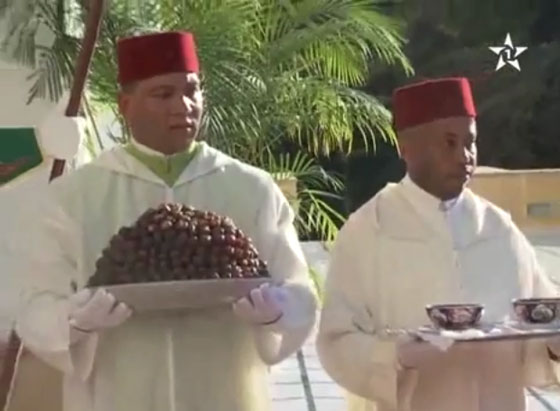 هل هو خطأ في البروتوكول؟ خدم القصر يقدمون التمر والحليب للملك المغربي في رمضان صورة رقم 1 هل هو خطأ في البروتوكول؟ خدم القصر يقدمون التمر والحليب للملك المغربي في رمضان صورة رقم 1