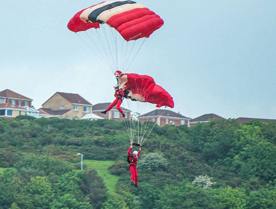 مأثرة انسانية.. شيطان احمر ينقذ زميله المظلي في الجيش البريطاني من الموت  صورة رقم 5