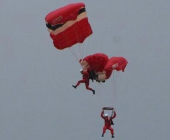 مأثرة انسانية.. شيطان احمر ينقذ زميله المظلي في الجيش البريطاني من الموت  صورة رقم 2