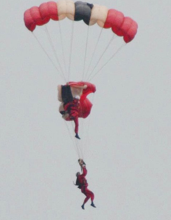 مأثرة انسانية.. شيطان احمر ينقذ زميله المظلي في الجيش البريطاني من الموت  صورة رقم 3