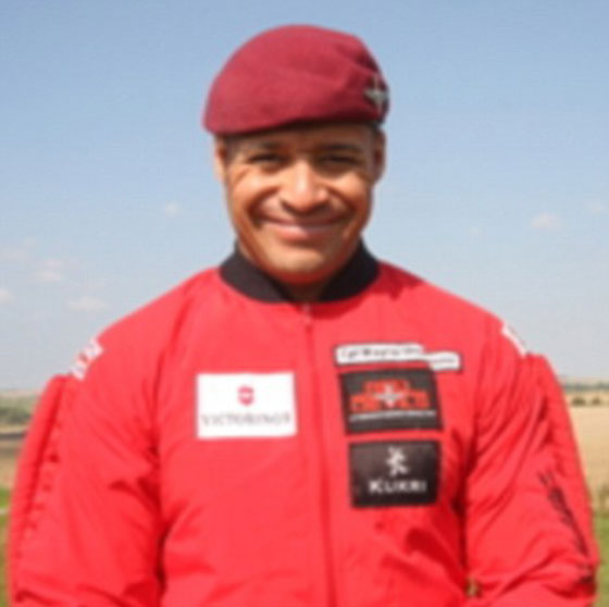 مأثرة انسانية.. شيطان احمر ينقذ زميله المظلي في الجيش البريطاني من الموت  صورة رقم 7