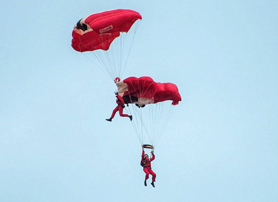مأثرة انسانية.. شيطان احمر ينقذ زميله المظلي في الجيش البريطاني من الموت  صورة رقم 4