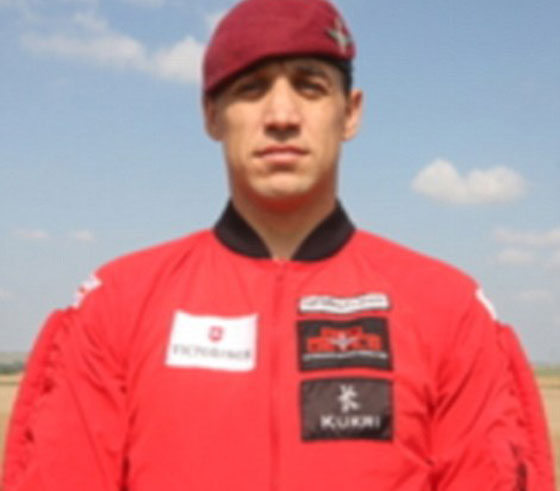 مأثرة انسانية.. شيطان احمر ينقذ زميله المظلي في الجيش البريطاني من الموت  صورة رقم 8