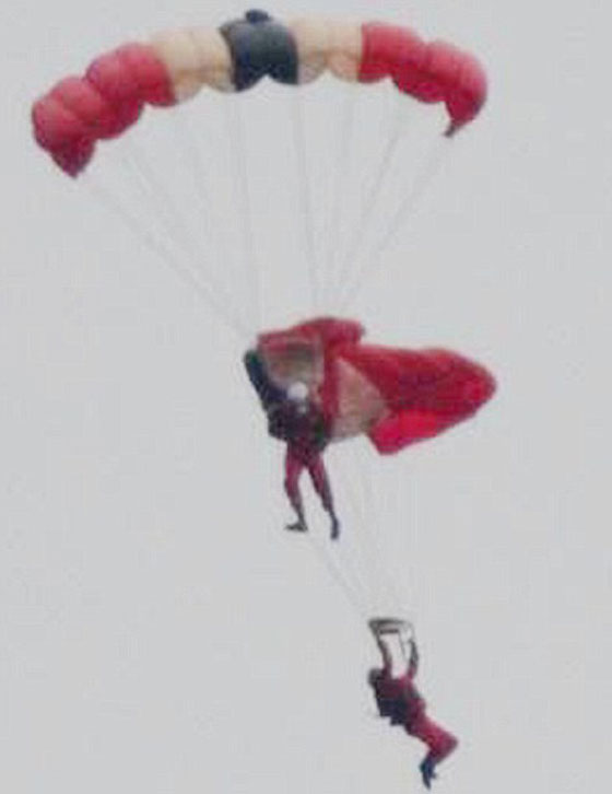 مأثرة انسانية.. شيطان احمر ينقذ زميله المظلي في الجيش البريطاني من الموت  صورة رقم 1