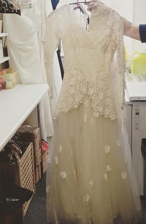  عجوز (85 عاما) يتبرع بفستان زفاف زوجته المتوفاة  ويتمنى السعادة لمن ترتديه صورة رقم 6