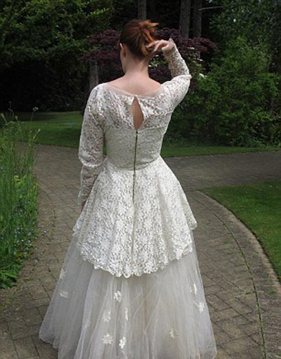  عجوز (85 عاما) يتبرع بفستان زفاف زوجته المتوفاة  ويتمنى السعادة لمن ترتديه صورة رقم 8