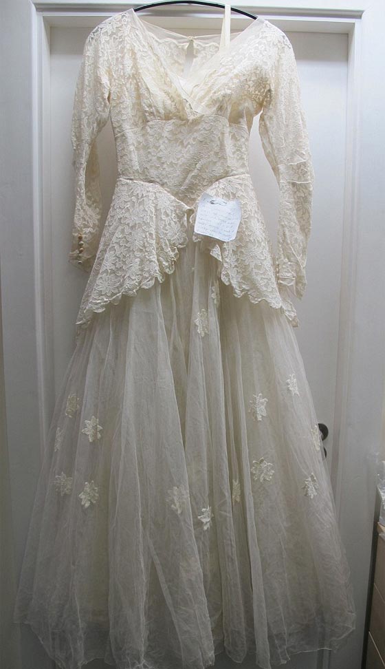  عجوز (85 عاما) يتبرع بفستان زفاف زوجته المتوفاة  ويتمنى السعادة لمن ترتديه صورة رقم 1