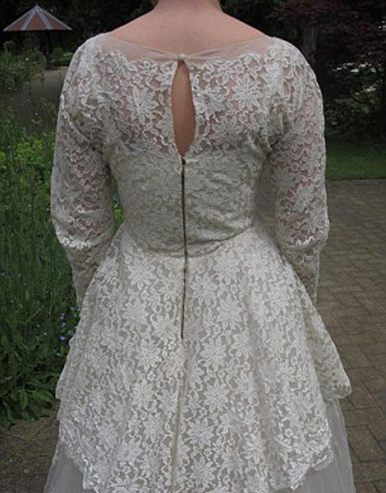  عجوز (85 عاما) يتبرع بفستان زفاف زوجته المتوفاة  ويتمنى السعادة لمن ترتديه صورة رقم 9