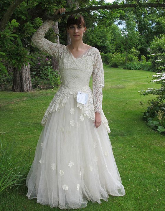  عجوز (85 عاما) يتبرع بفستان زفاف زوجته المتوفاة  ويتمنى السعادة لمن ترتديه صورة رقم 11