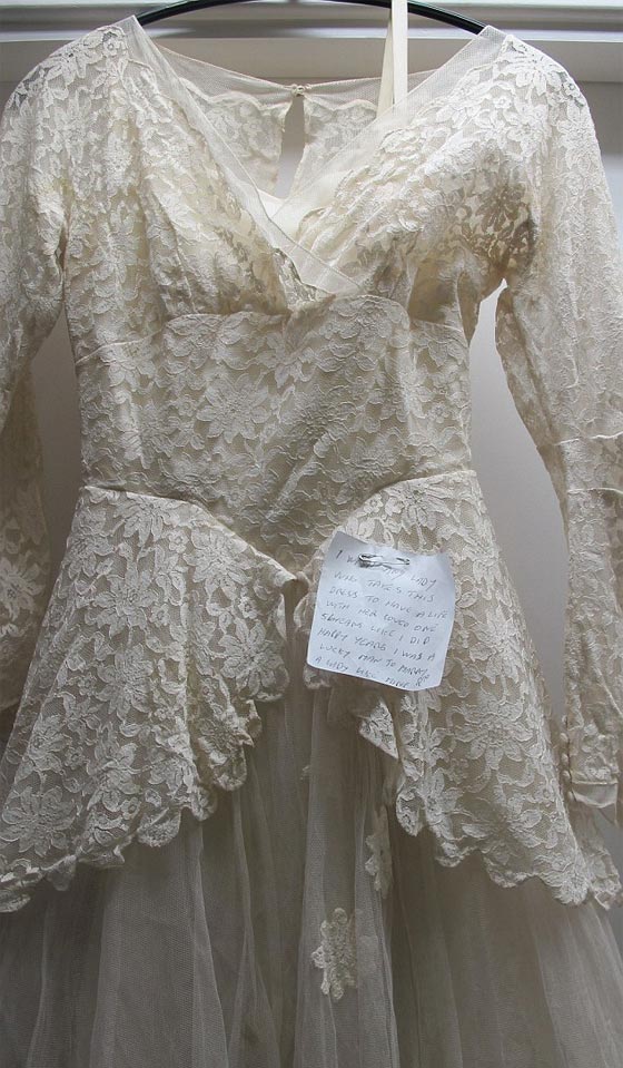  عجوز (85 عاما) يتبرع بفستان زفاف زوجته المتوفاة  ويتمنى السعادة لمن ترتديه صورة رقم 5