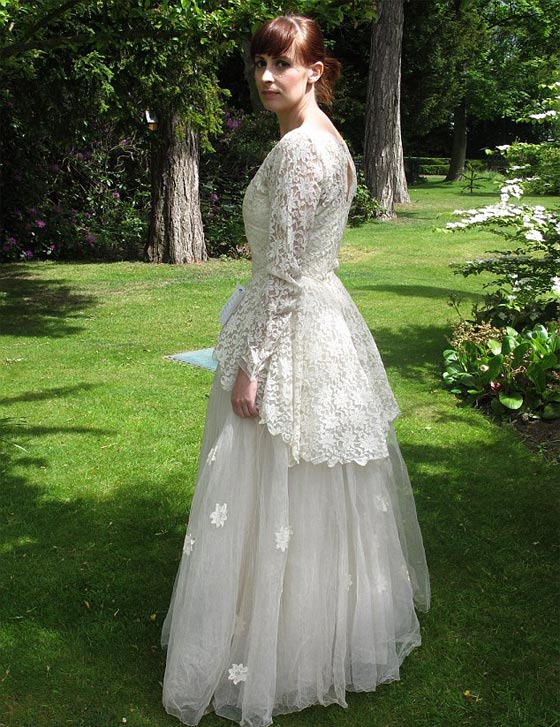  عجوز (85 عاما) يتبرع بفستان زفاف زوجته المتوفاة  ويتمنى السعادة لمن ترتديه صورة رقم 10