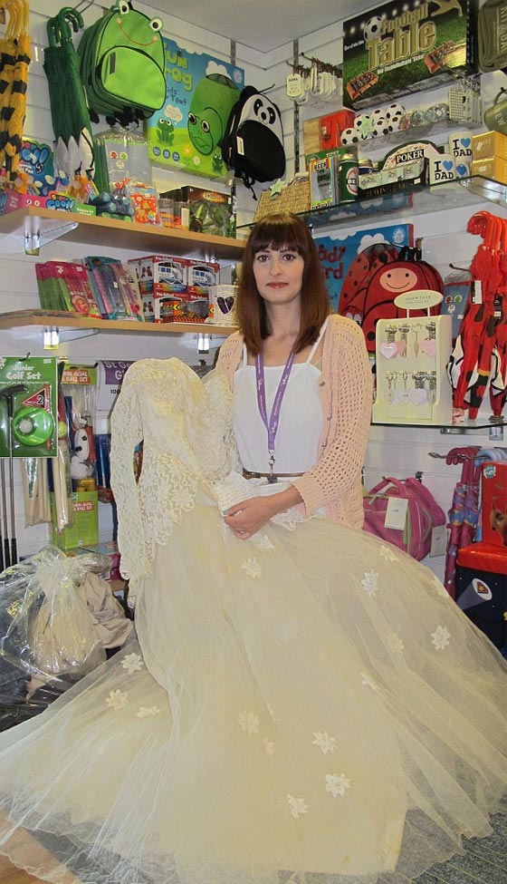  عجوز (85 عاما) يتبرع بفستان زفاف زوجته المتوفاة  ويتمنى السعادة لمن ترتديه صورة رقم 12