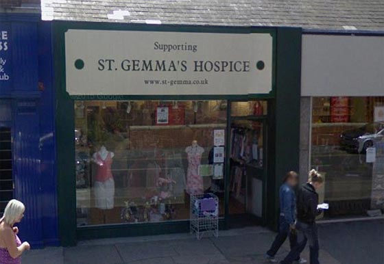  عجوز (85 عاما) يتبرع بفستان زفاف زوجته المتوفاة  ويتمنى السعادة لمن ترتديه صورة رقم 3