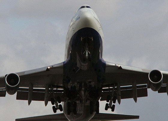 حادثة نادرة.. سطح منزل في لندن يستقبل جثة رجل سقطت من عجلات طائرة صورة رقم 3 حادثة نادرة.. سطح منزل في لندن يستقبل جثة رجل سقطت من عجلات طائرة صورة رقم 3