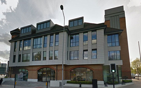 حادثة نادرة.. سطح منزل في لندن يستقبل جثة رجل سقطت من عجلات طائرة صورة رقم 5 حادثة نادرة.. سطح منزل في لندن يستقبل جثة رجل سقطت من عجلات طائرة صورة رقم 5